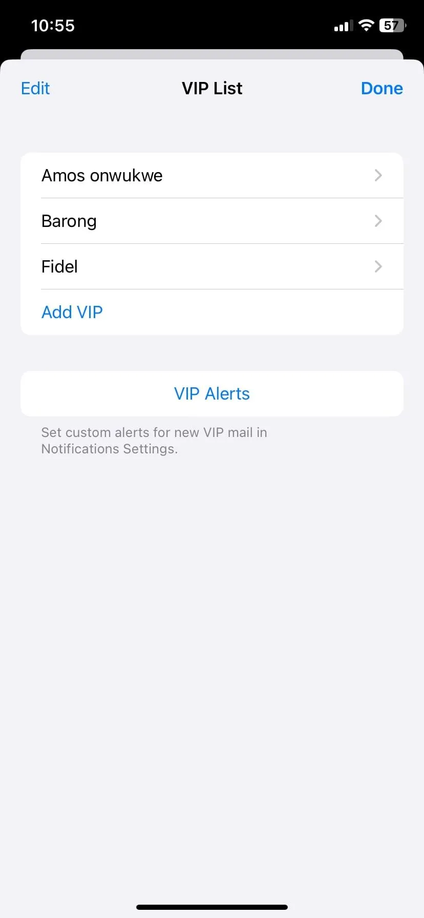 Danh sách các liên hệ VIP được thêm vào Apple Mail, giúp người dùng dễ dàng quản lý và ưu tiên các email quan trọng từ những người cụ thể.