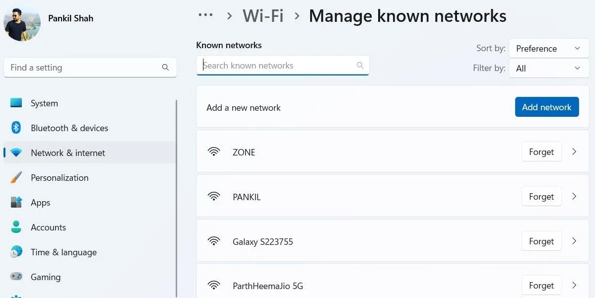 Danh sách các mạng Wi-Fi đã lưu trong cài đặt Windows, với tùy chọn 'Quên' một mạng để xóa khỏi bộ nhớ.