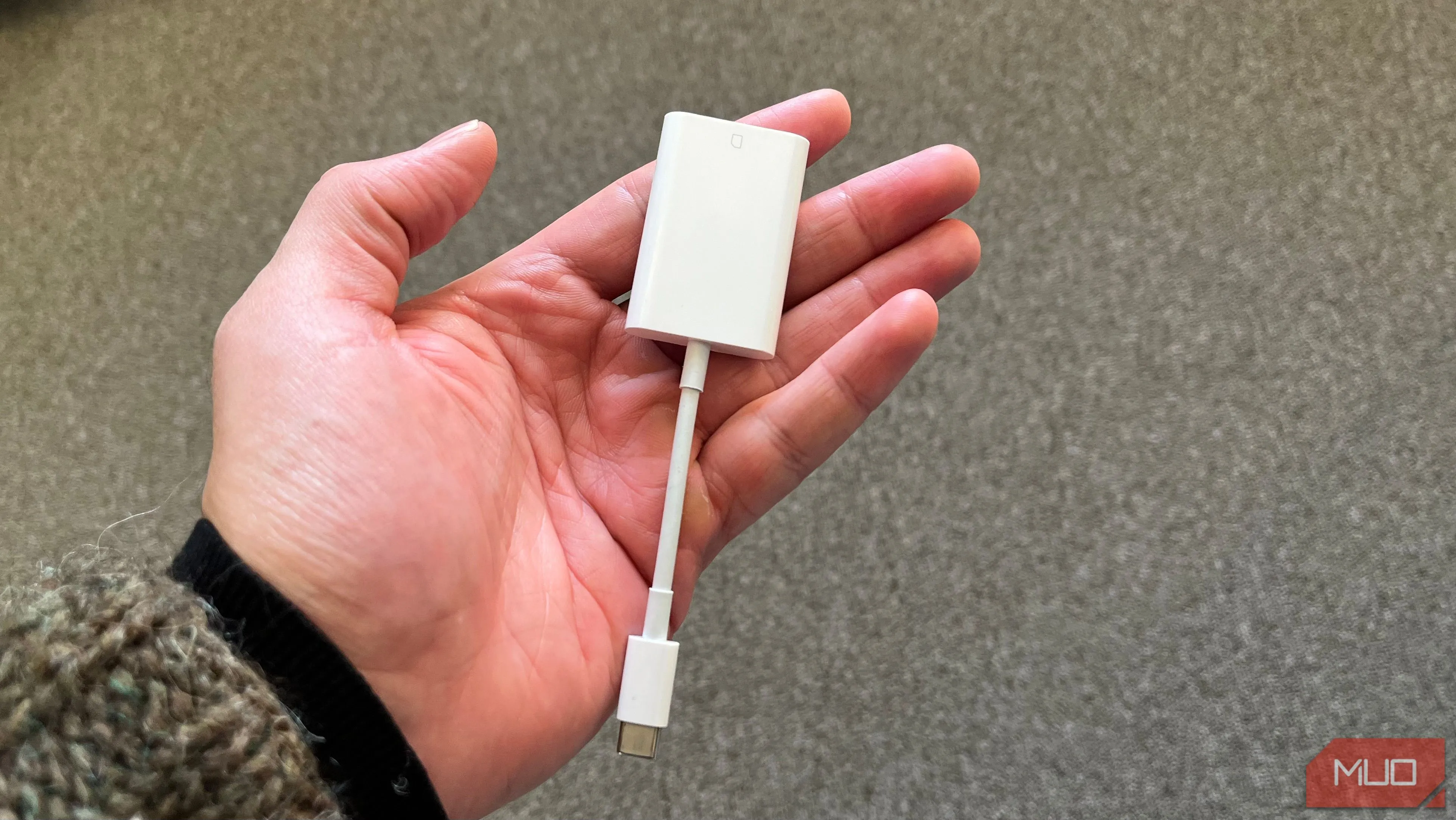 Đầu đọc thẻ SD của Apple USB-C, thiết bị cần thiết để chuyển ảnh từ máy ảnh sang MacBook.
