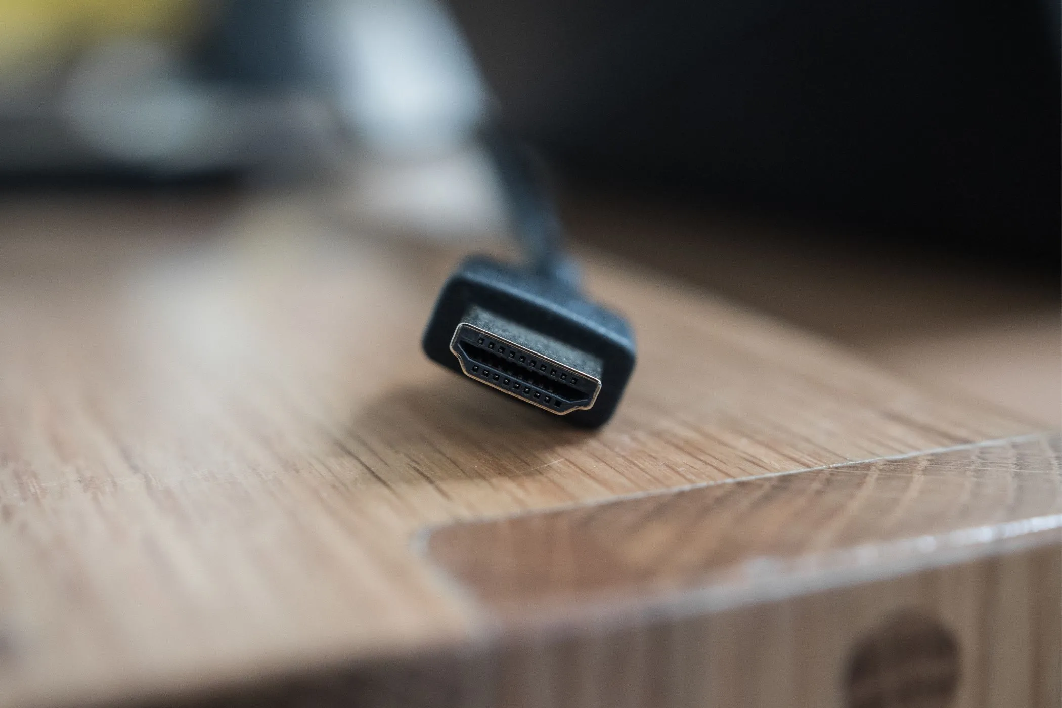 Đầu nối cáp HDMI đực đặt trên bề mặt gỗ
