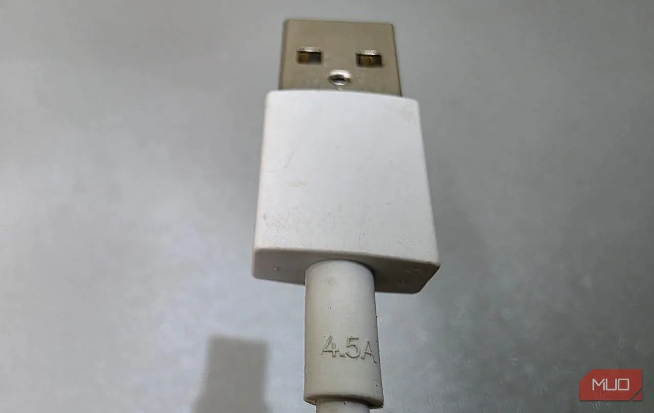 Dây cáp sạc 4.5A đặt trên bàn, minh họa tầm quan trọng của dung lượng dòng điện cáp cho sạc nhanh
