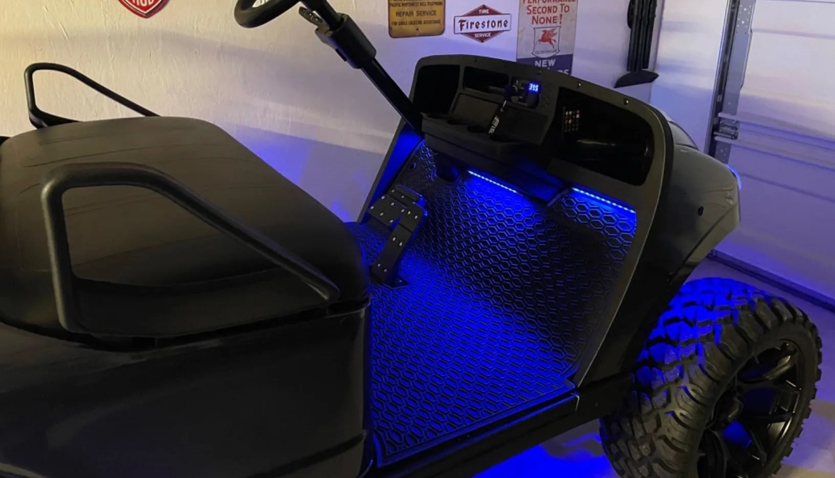 Đèn LED màu xanh dương trang trí nội thất xe hơi