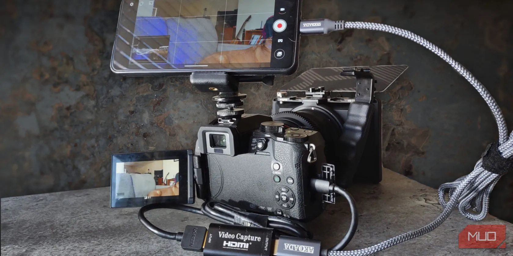 Điện thoại Android được kết nối và sử dụng làm màn hình giám sát cho máy ảnh Lumix G7, thể hiện khả năng kết hợp công nghệ để nâng cao trải nghiệm quay chụp