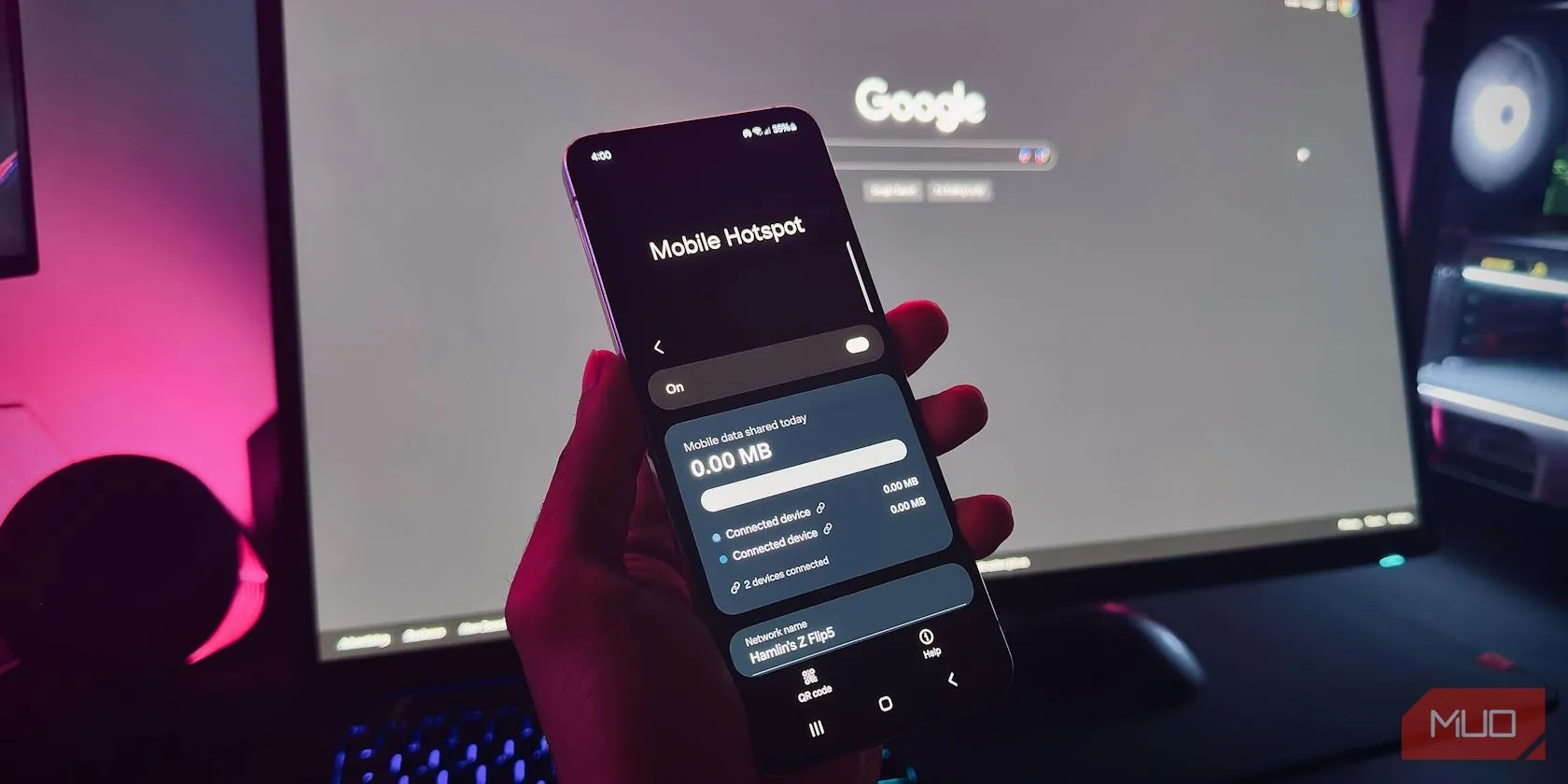 Điện thoại Android hiển thị tính năng Mobile Hotspot trước màn hình máy tính