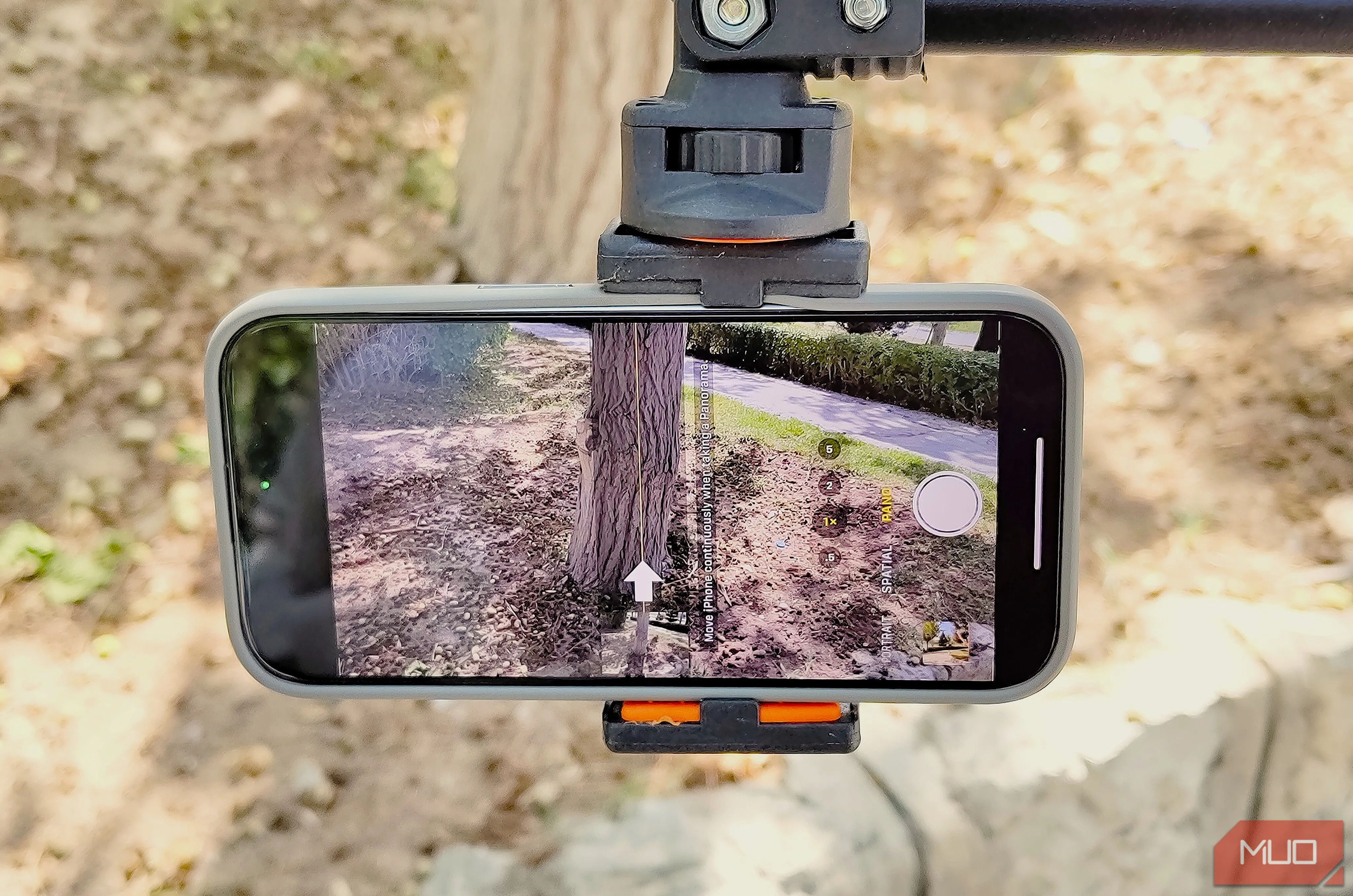 Điện thoại gắn trên chân máy tripod đang ở chế độ chụp panorama