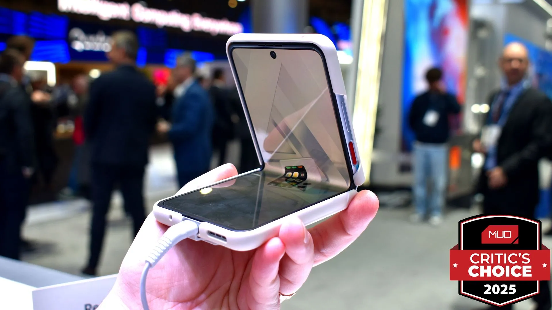 Điện thoại gập Nubia Flip 2 5G ở trạng thái gập một nửa tại MWC 2025, có giải thưởng