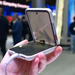 Điện thoại gập Nubia Flip 2 với màn hình hơi gập, minh họa hiệu suất giảm khi bật chế độ tiết kiệm pin