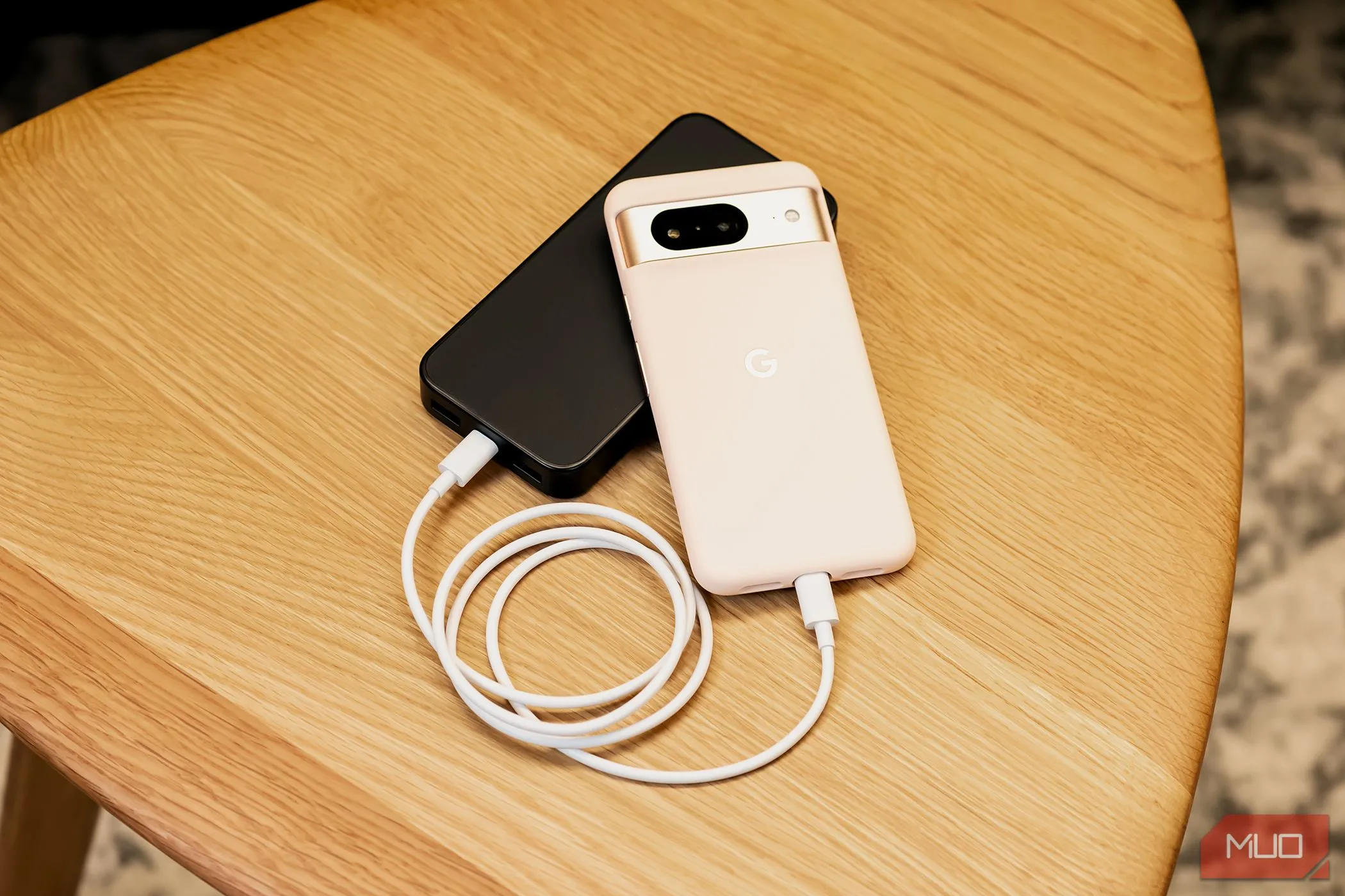 Điện thoại Google Pixel 8 đang sạc, thể hiện vấn đề về thời lượng pin và tốc độ sạc chậm