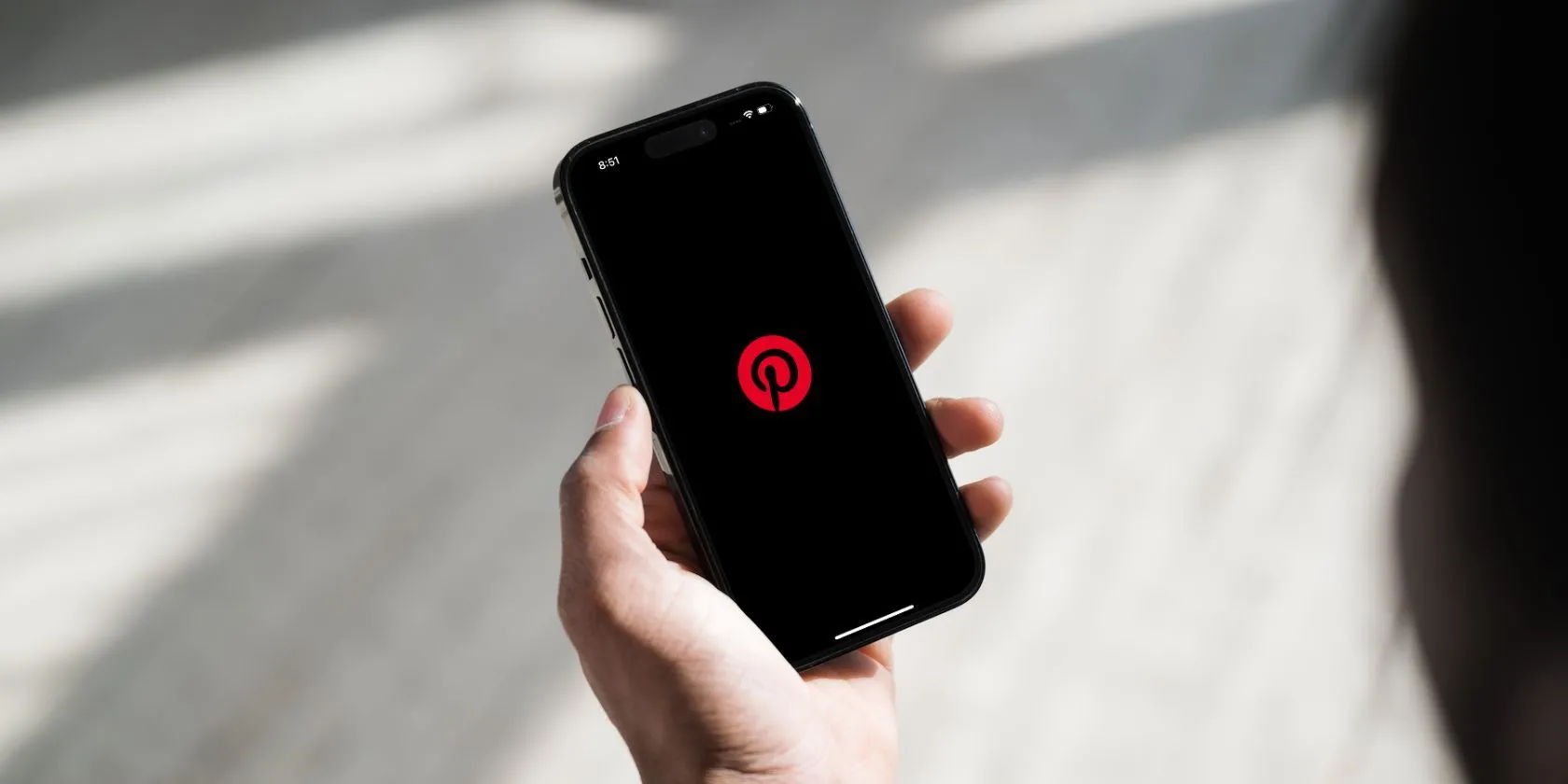 Điện thoại hiển thị giao diện Dark Mode với ứng dụng Pinterest đang bật