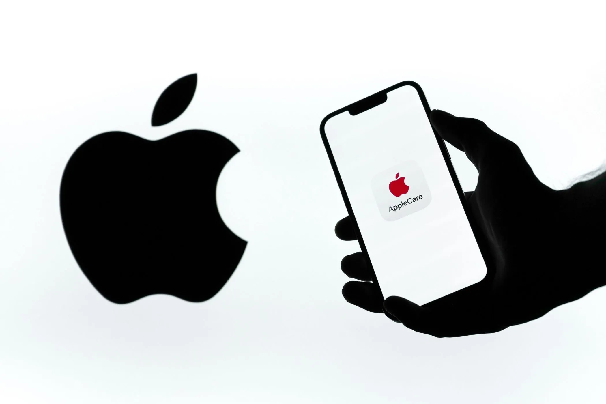 Điện thoại hiển thị logo AppleCare+ và logo Apple, tượng trưng cho chính sách bảo hành chính hãng từ nhà sản xuất.