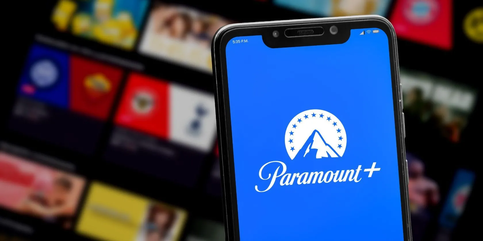 Điện thoại hiển thị logo Paramount Plus trên màn hình