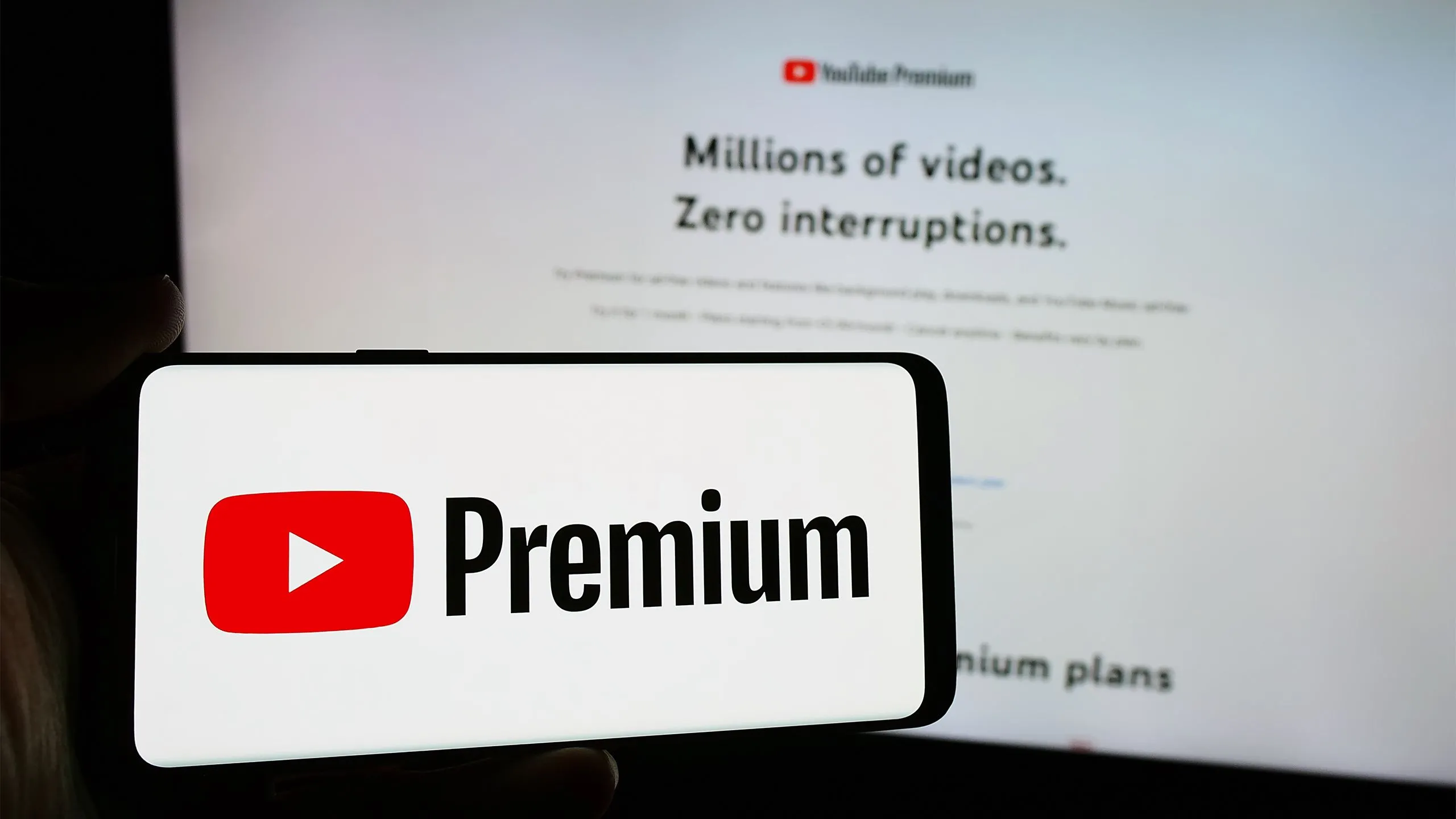 Điện thoại hiển thị logo YouTube Premium, minh họa trải nghiệm xem video không quảng cáo