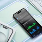 Điện thoại iPhone hiển thị biểu tượng pin và màn hình sử dụng pin trên bề mặt phẳng