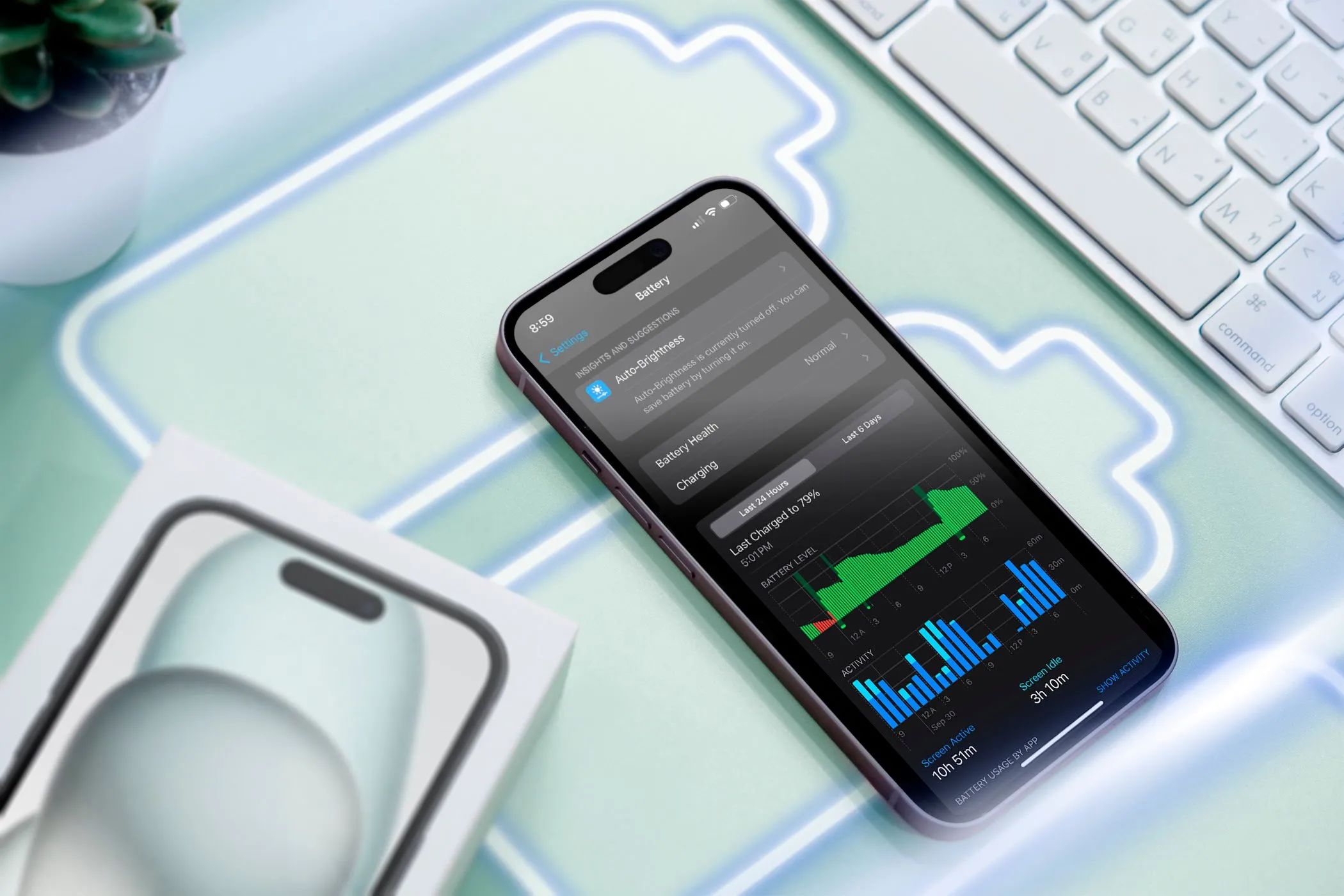 Điện thoại iPhone hiển thị biểu tượng pin và màn hình sử dụng pin trên bề mặt phẳng
