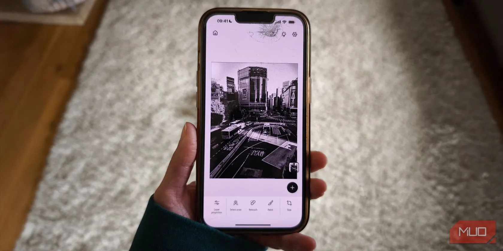 Điện thoại iPhone hiển thị giao diện ứng dụng Adobe Photoshop Mobile với các công cụ chỉnh sửa ảnh