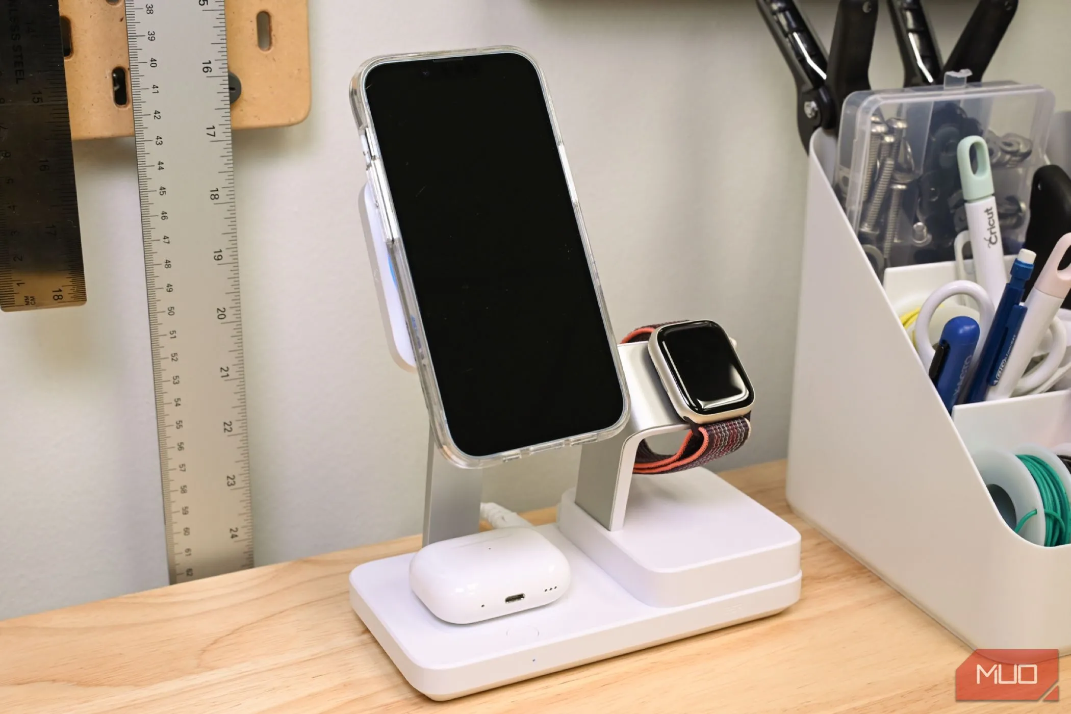 Điện thoại iPhone, tai nghe AirPods và đồng hồ Apple Watch đang sạc trên đế sạc ESR 100W 6 trong 1