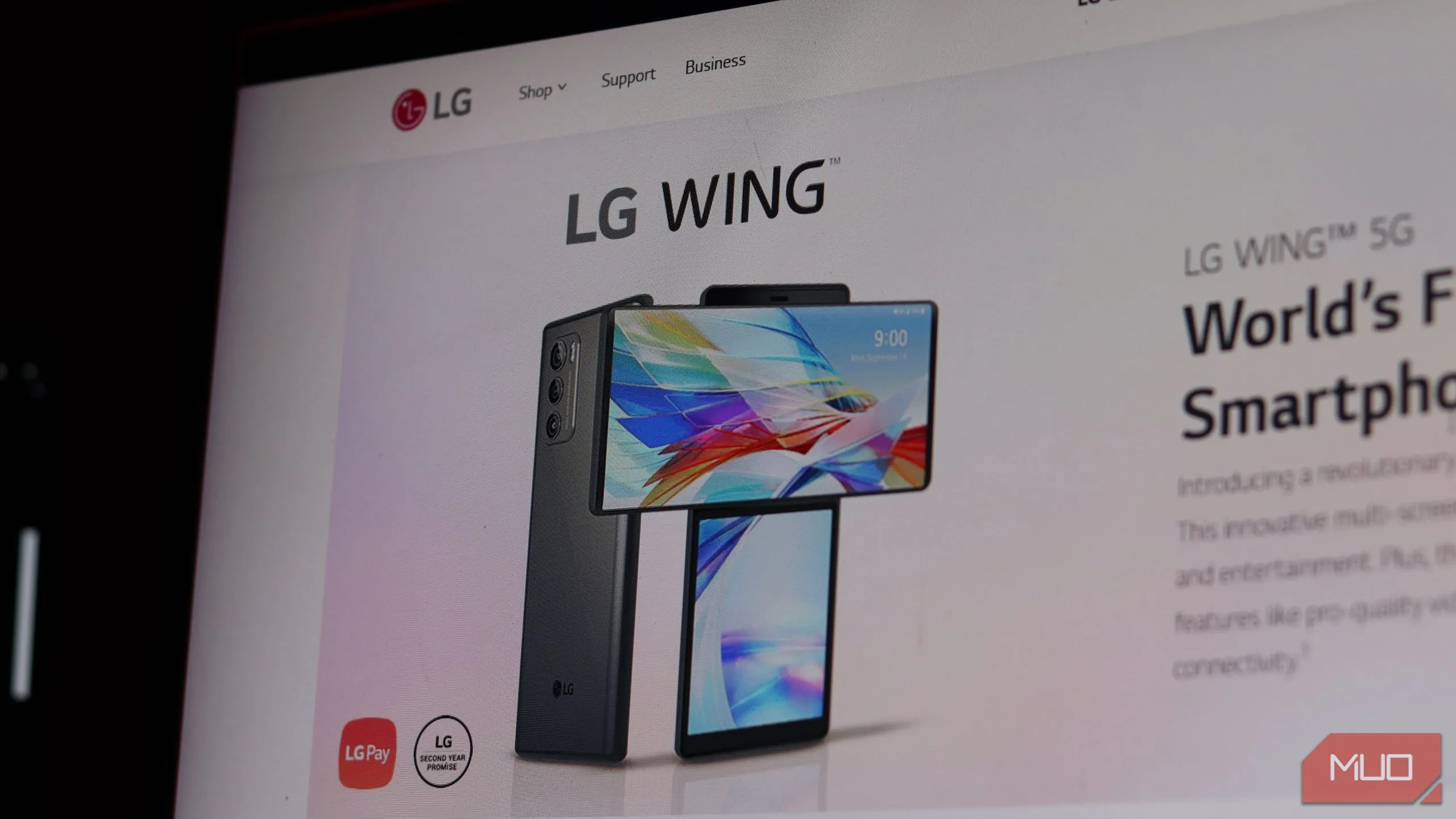 Điện thoại LG Wing với thiết kế xoay độc đáo và logo LG, minh họa cho việc ngừng cập nhật phần mềm.