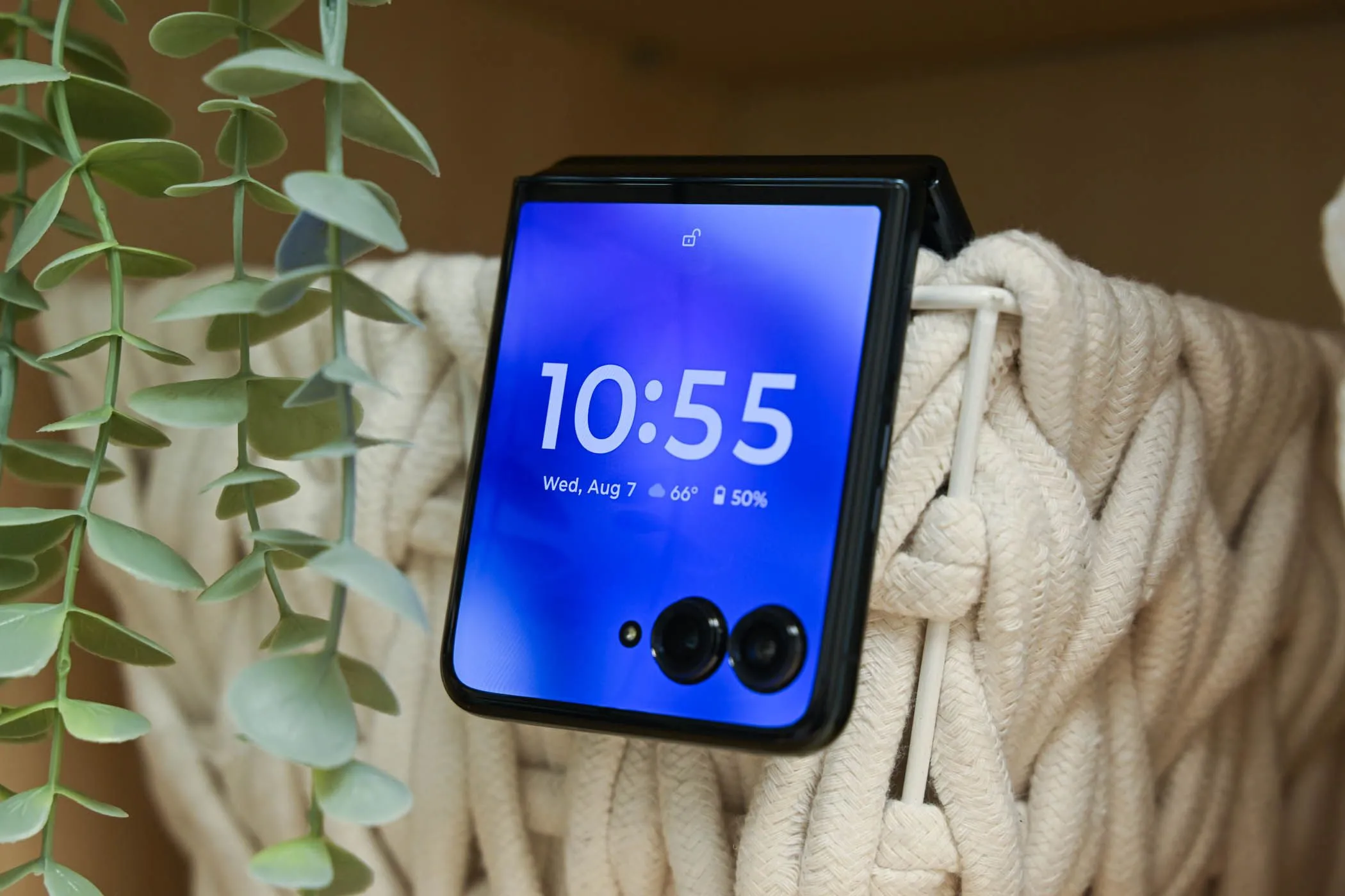 Điện thoại Motorola Razr+ gập với màn hình phụ đang bật