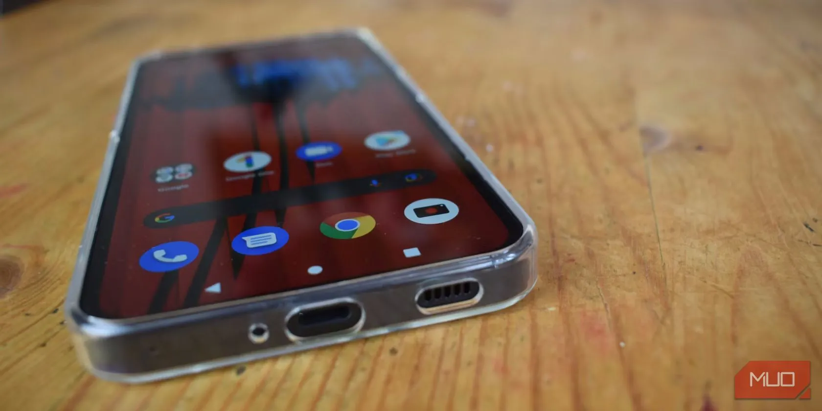 Điện thoại Nothing Phone 1 đang được sạc trong ốp lưng trong suốt, minh họa tác động của nhiệt độ và ánh sáng đến vật liệu ốp.