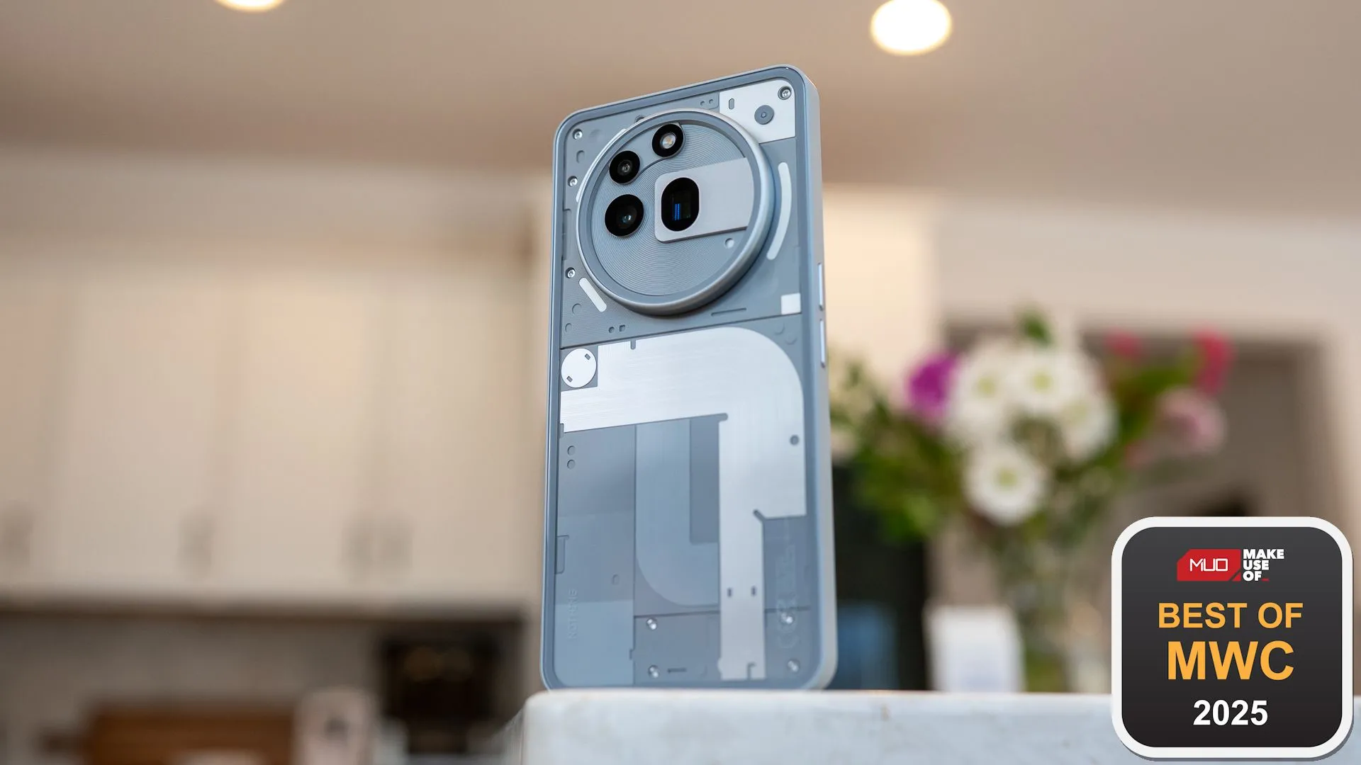 Điện thoại Nothing Phone (3a) Pro với giao diện Glyph và giải thưởng tại MWC 2025