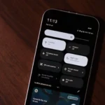 Điện thoại Pixel 9a hiển thị chế độ máy bay trong bảng thông báo