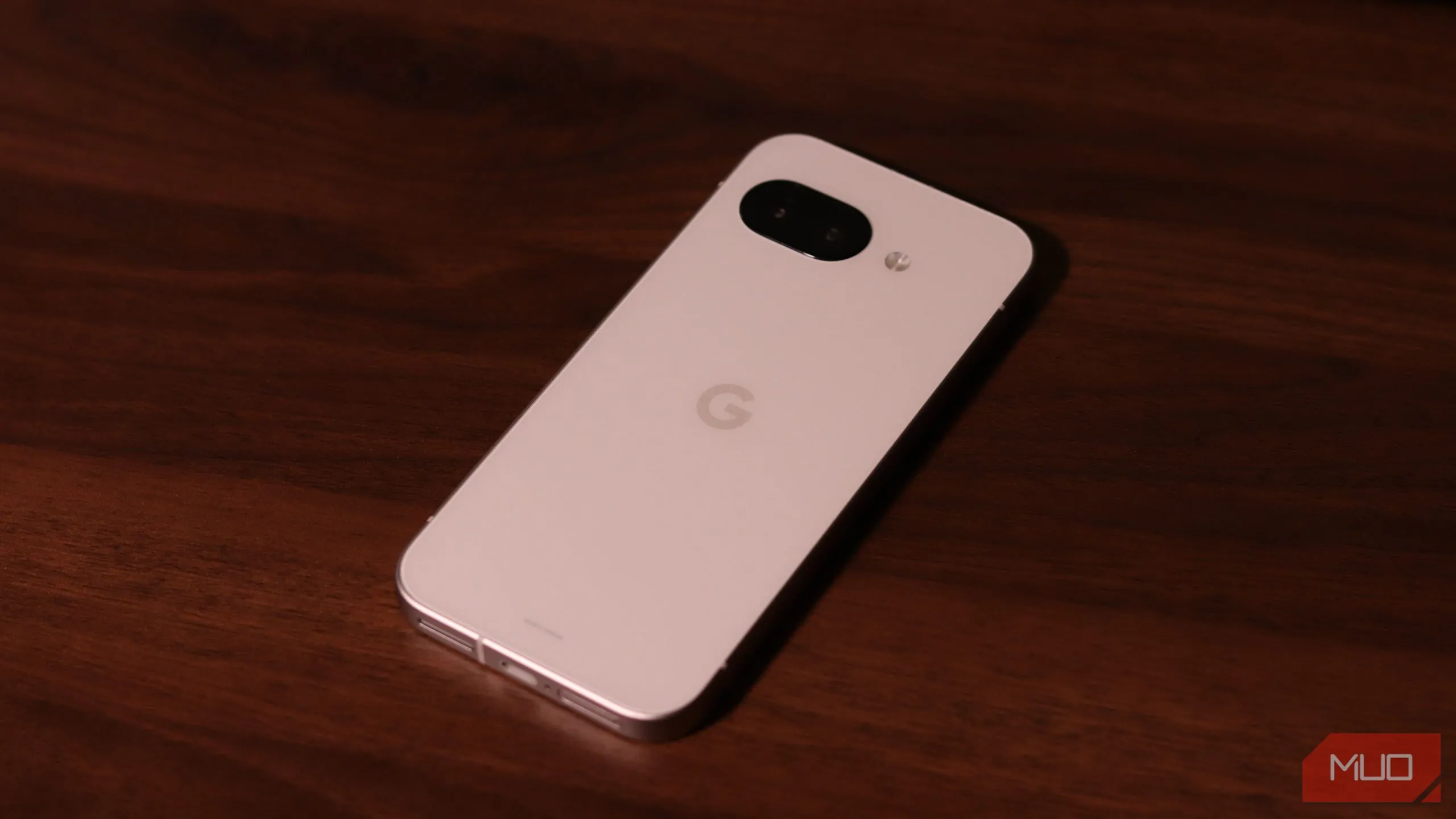 Điện thoại Pixel 9a trên bề mặt gỗ