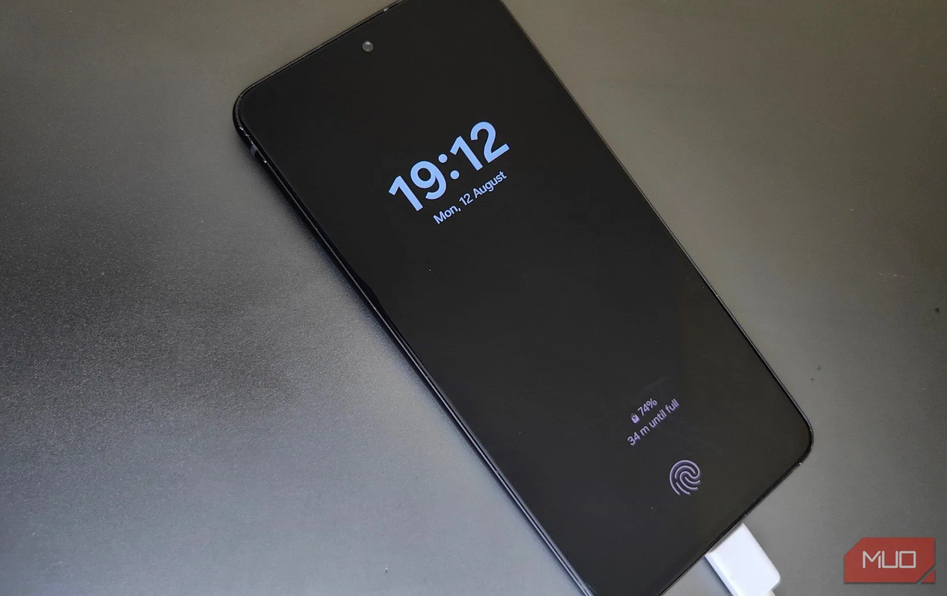 Điện thoại Samsung đang sạc trên bàn làm việc, minh họa tốc độ sạc chậm so với các đối thủ trên thị trường