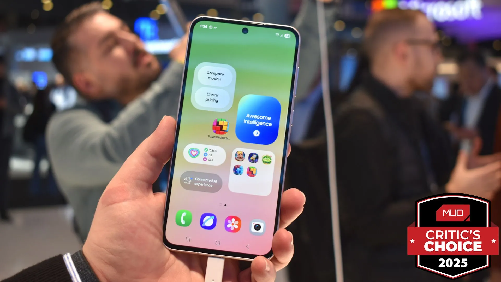 Điện thoại Samsung Galaxy A56 màu tím từ góc nhìn phía trước tại MWC 2025 kèm giải thưởng