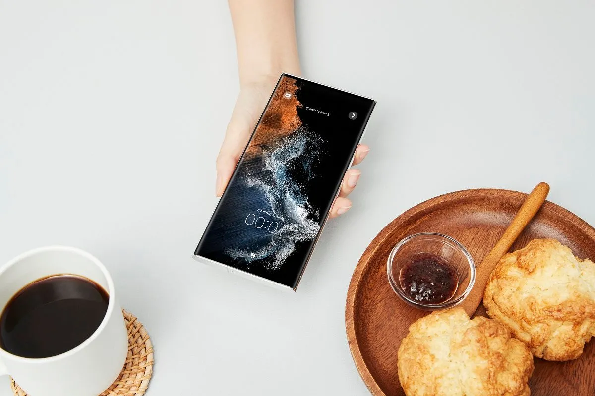 Điện thoại Samsung Galaxy S22 Ultra màu trắng Phantom, một trong những flagship tiên phong sử dụng công nghệ màn hình LTPO