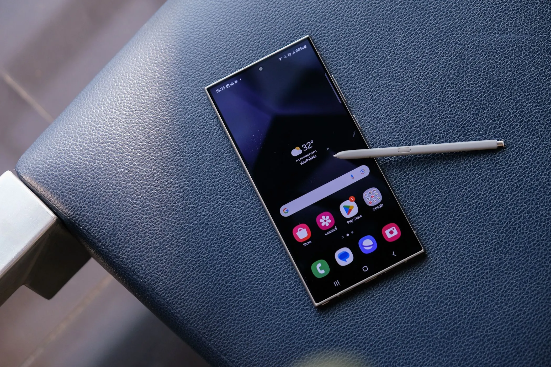 Điện thoại Samsung Galaxy S24 Ultra với bút S Pen đặt trên ghế, minh họa cho ưu điểm tiết kiệm năng lượng của màn hình LTPO