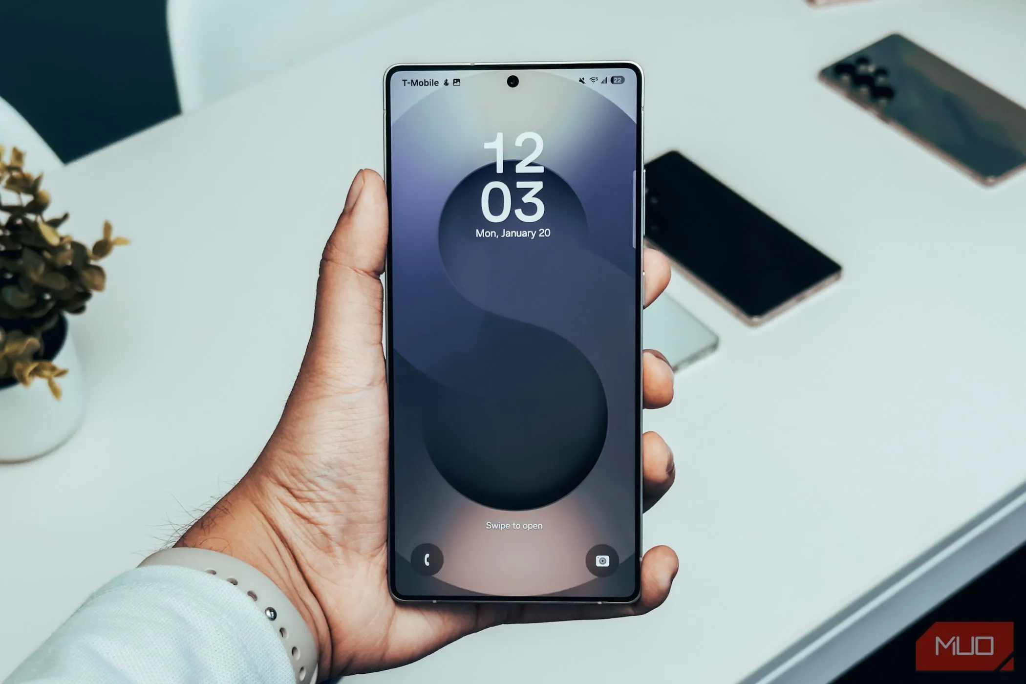 Điện thoại Samsung Galaxy S25 Ultra với màn hình lớn trong tay người dùng, minh họa kích thước khó cầm nắm