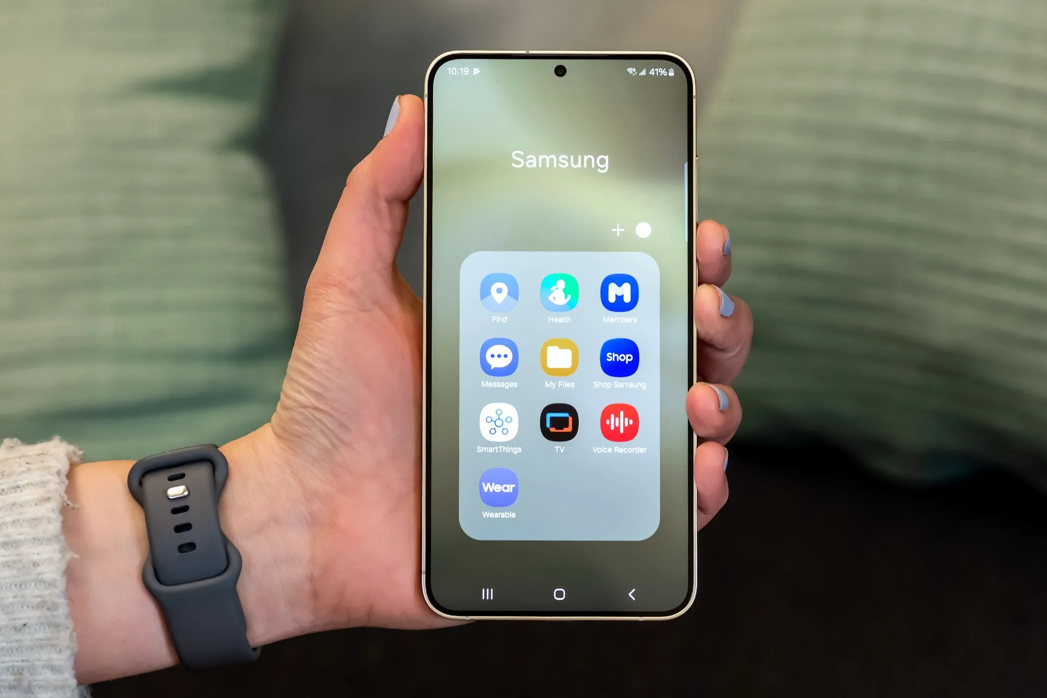 Điện thoại Samsung Galaxy với thư mục chứa nhiều ứng dụng mặc định và ứng dụng rác (bloatware)