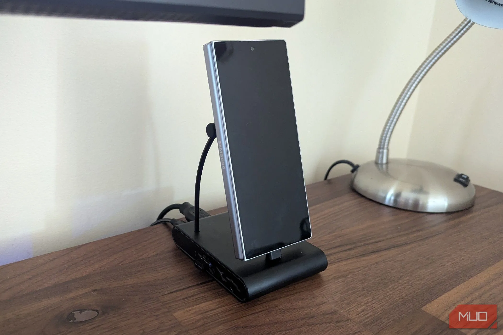 Điện thoại Samsung Galaxy Z Fold 6 màu đen đang cắm vào một dock USB-C đứng thẳng, cho thấy khả năng kết nối đa năng.