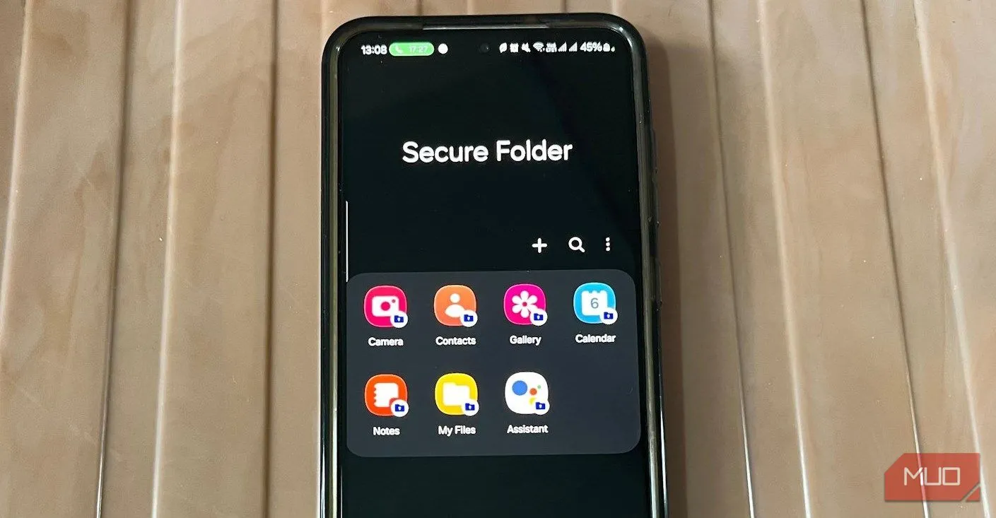 Điện thoại Samsung hiển thị giao diện Thư mục Bảo mật, minh họa lỗi rò rỉ ảnh riêng tư trên One UI 7