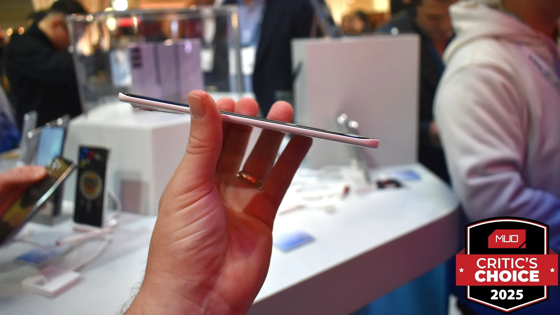 Điện thoại Tecno Spark Slim Concept siêu mỏng tại MWC 2025 với giải thưởng công nghệ