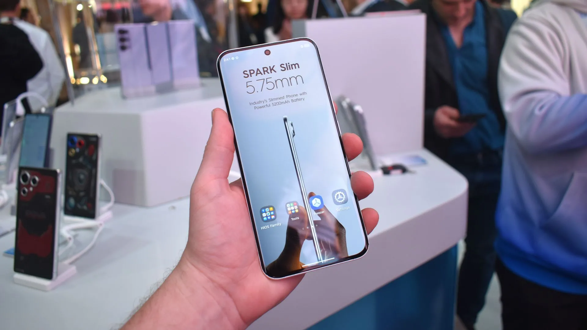 Điện thoại Tecno Spark Slim Concept với thiết kế siêu mỏng đặt trên bàn tại MWC 2025
