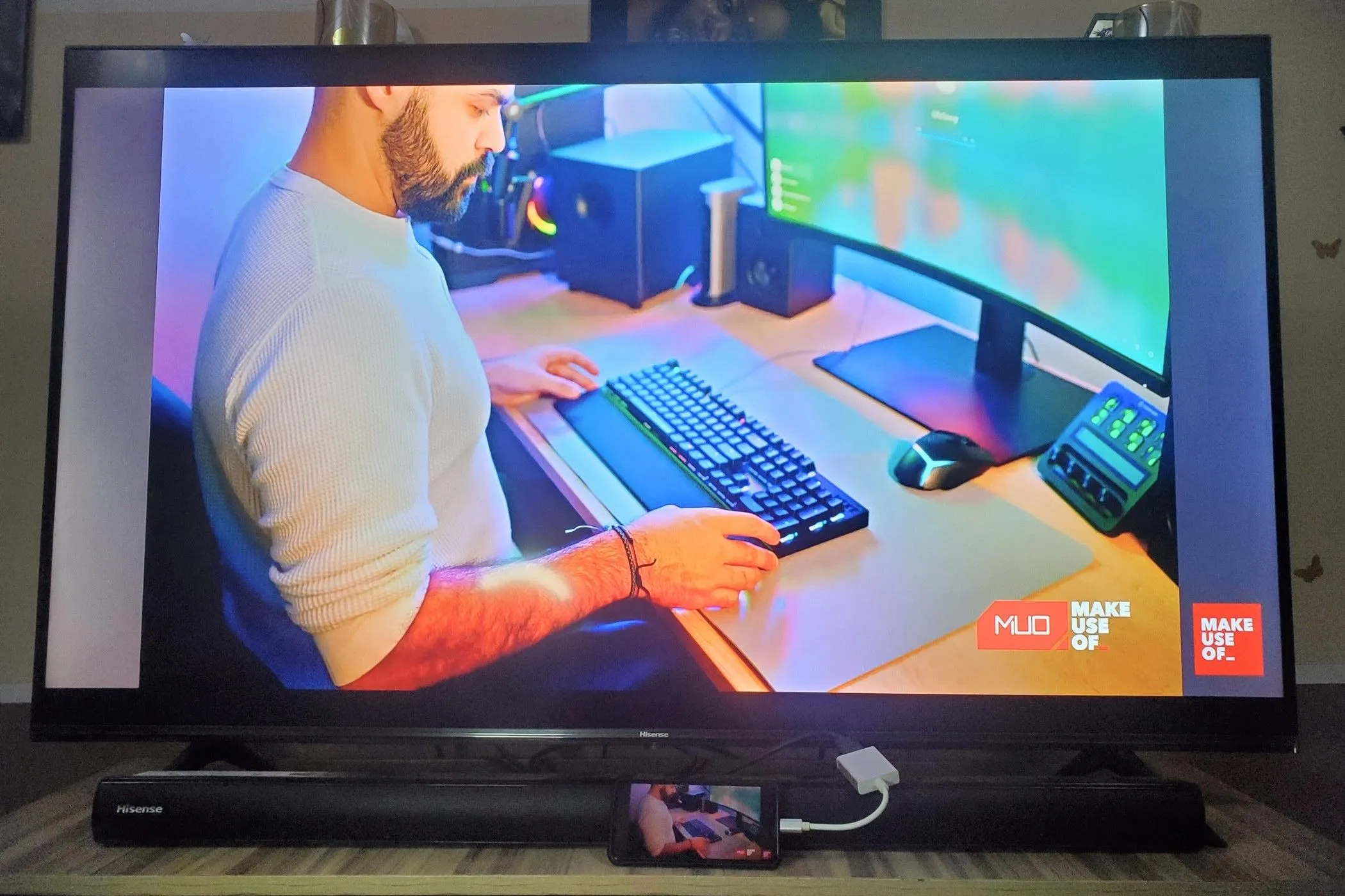 Điện thoại thông minh kết nối với TV qua adapter USB-C sang HDMI, hiển thị giao diện desktop