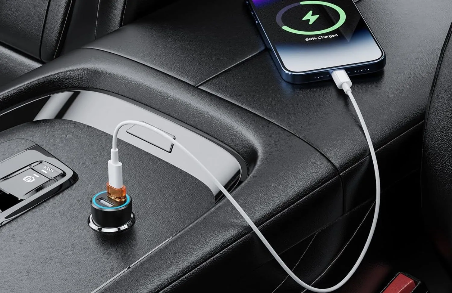 Điện thoại thông minh sạc trong ô tô qua cáp USB-C và bộ chuyển đổi USB sang USB-C