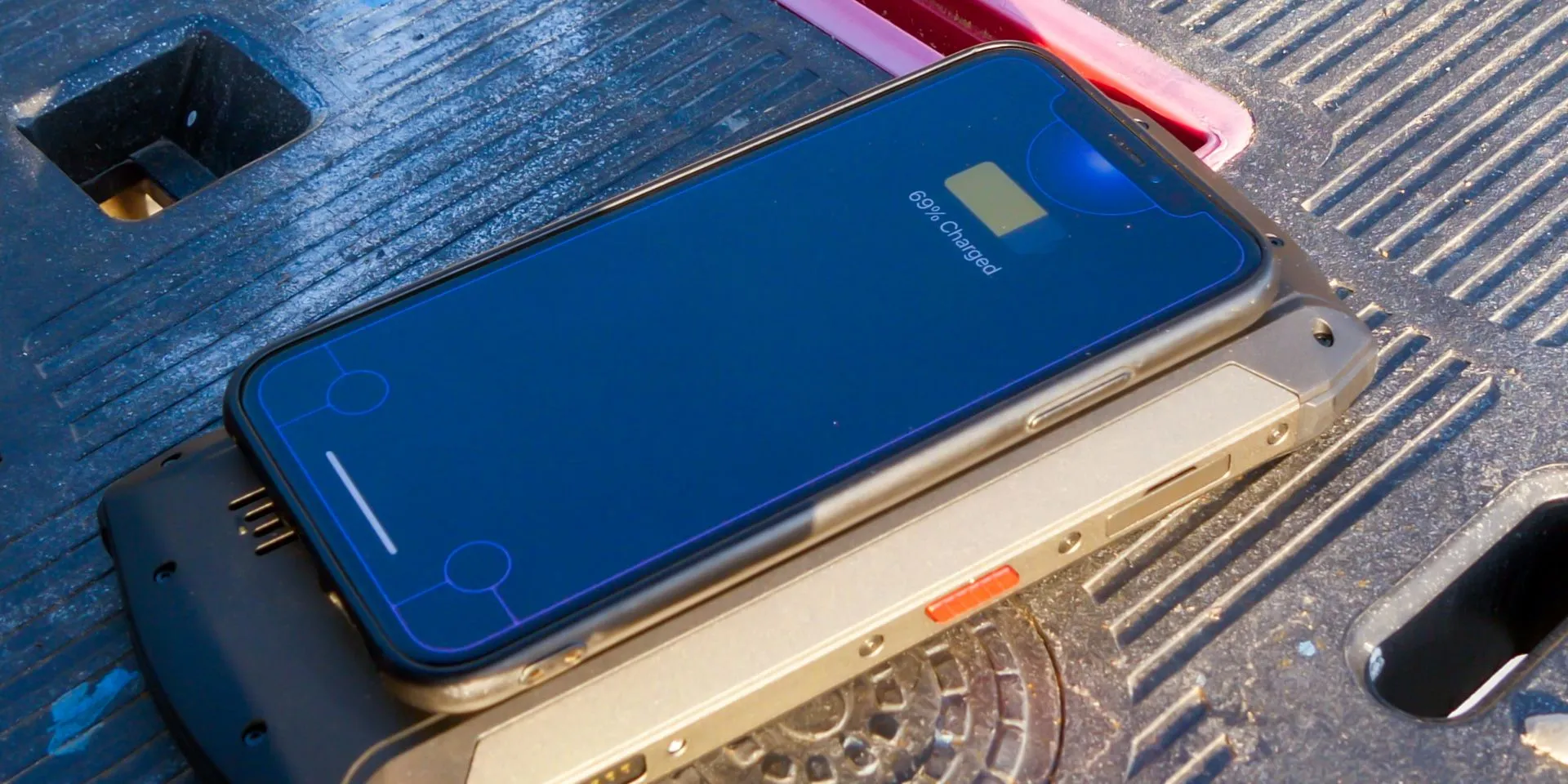 Điện thoại Ulefone Power Armor 13 đang sạc ngược không dây cho một thiết bị khác đặt trên mặt lưng, minh họa tính năng sạc không dây ngược.