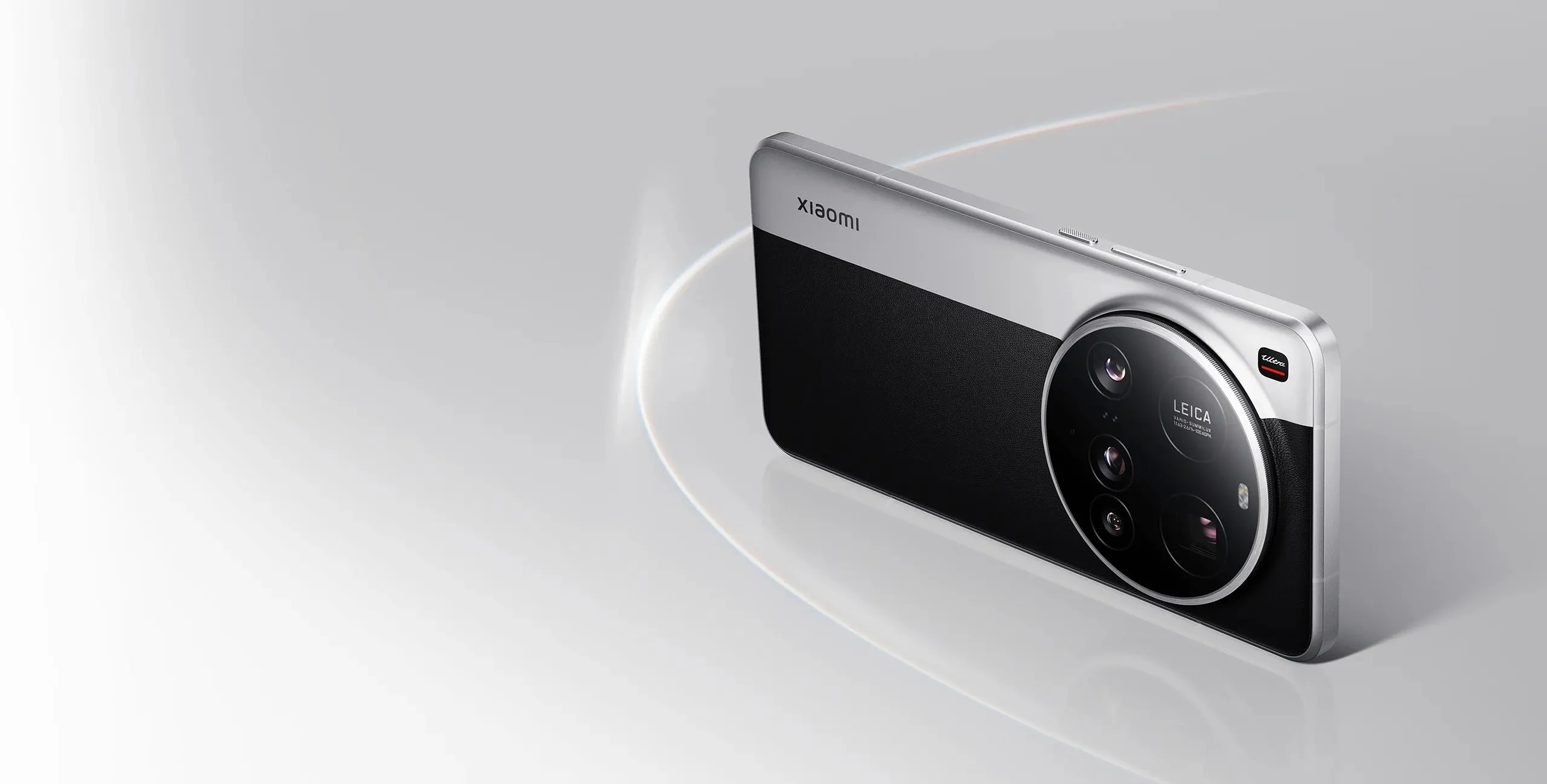 Điện thoại Xiaomi 15 Ultra với cụm camera tròn khổng lồ ở mặt lưng, minh họa cho nỗ lực tích hợp camera chuyên nghiệp vào thiết bị di động