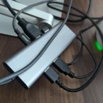 Dock USB-C cùng nhiều cáp kết nối trên bàn làm việc