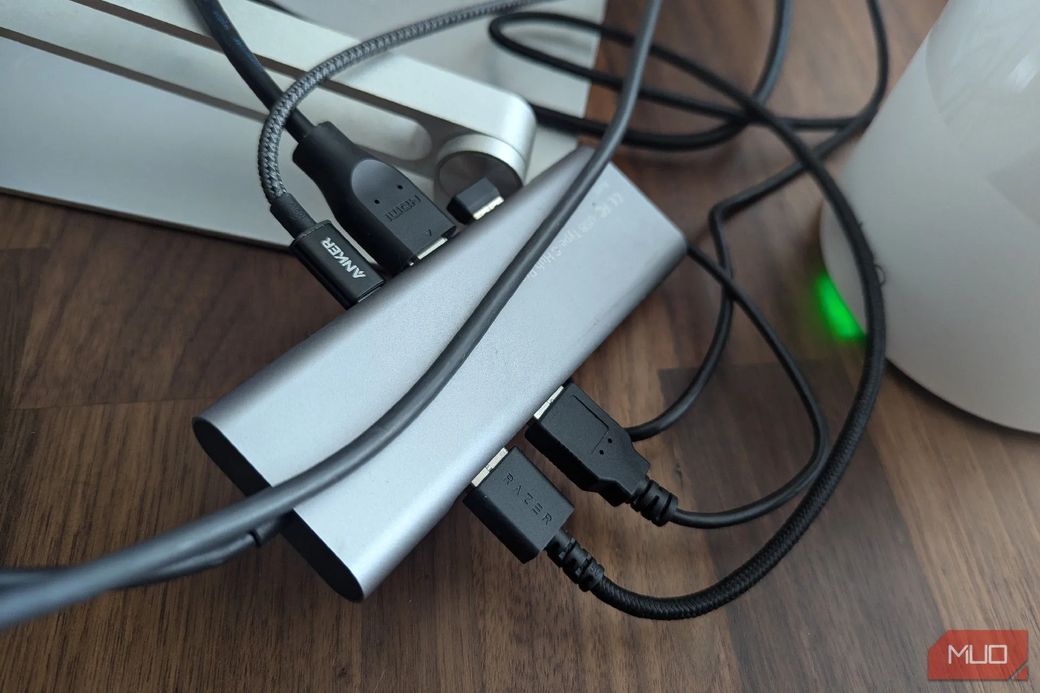 Dock USB-C cùng nhiều cáp kết nối trên bàn làm việc