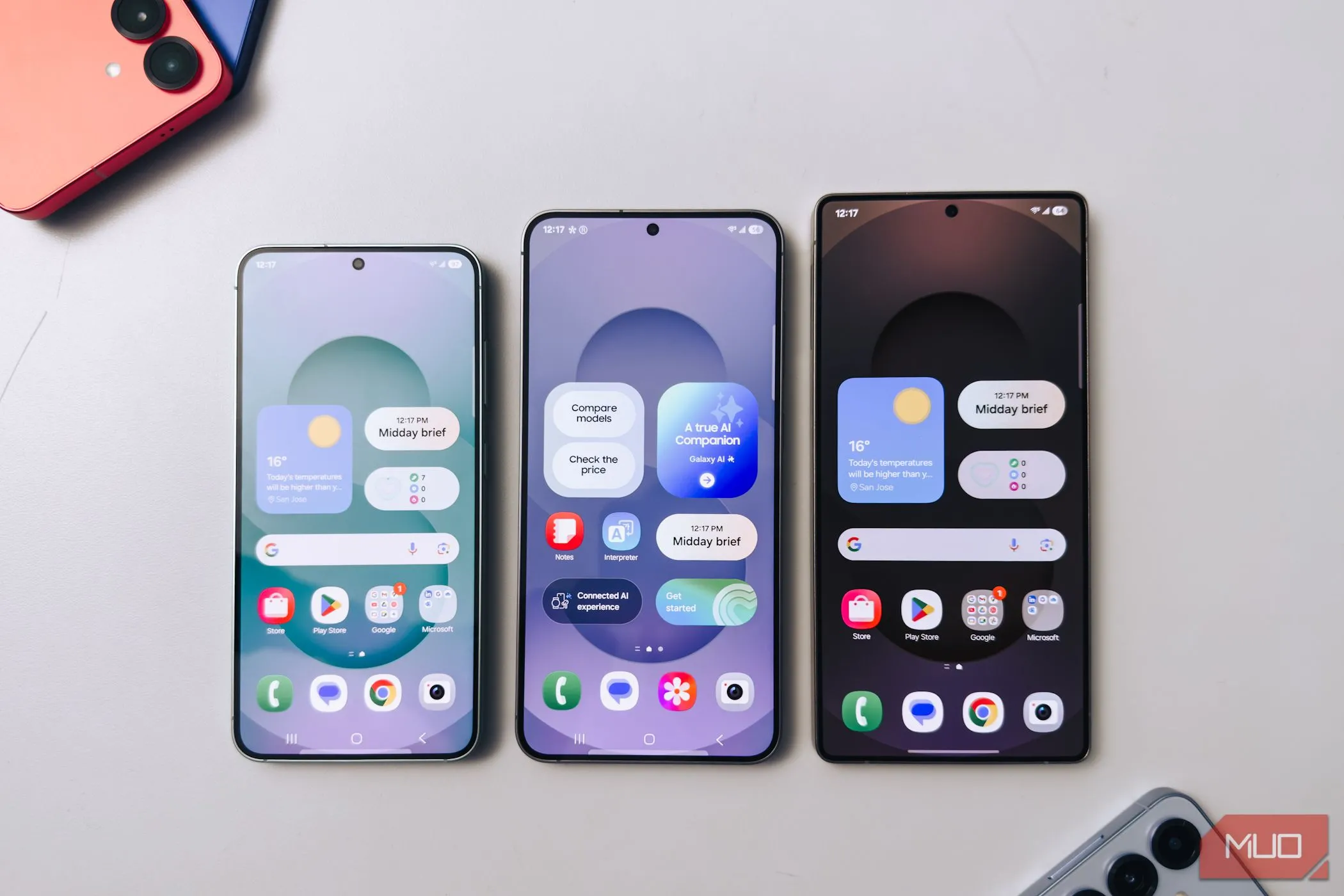 Dòng điện thoại Samsung Galaxy S25 đặt trên bàn trắng với màn hình sáng