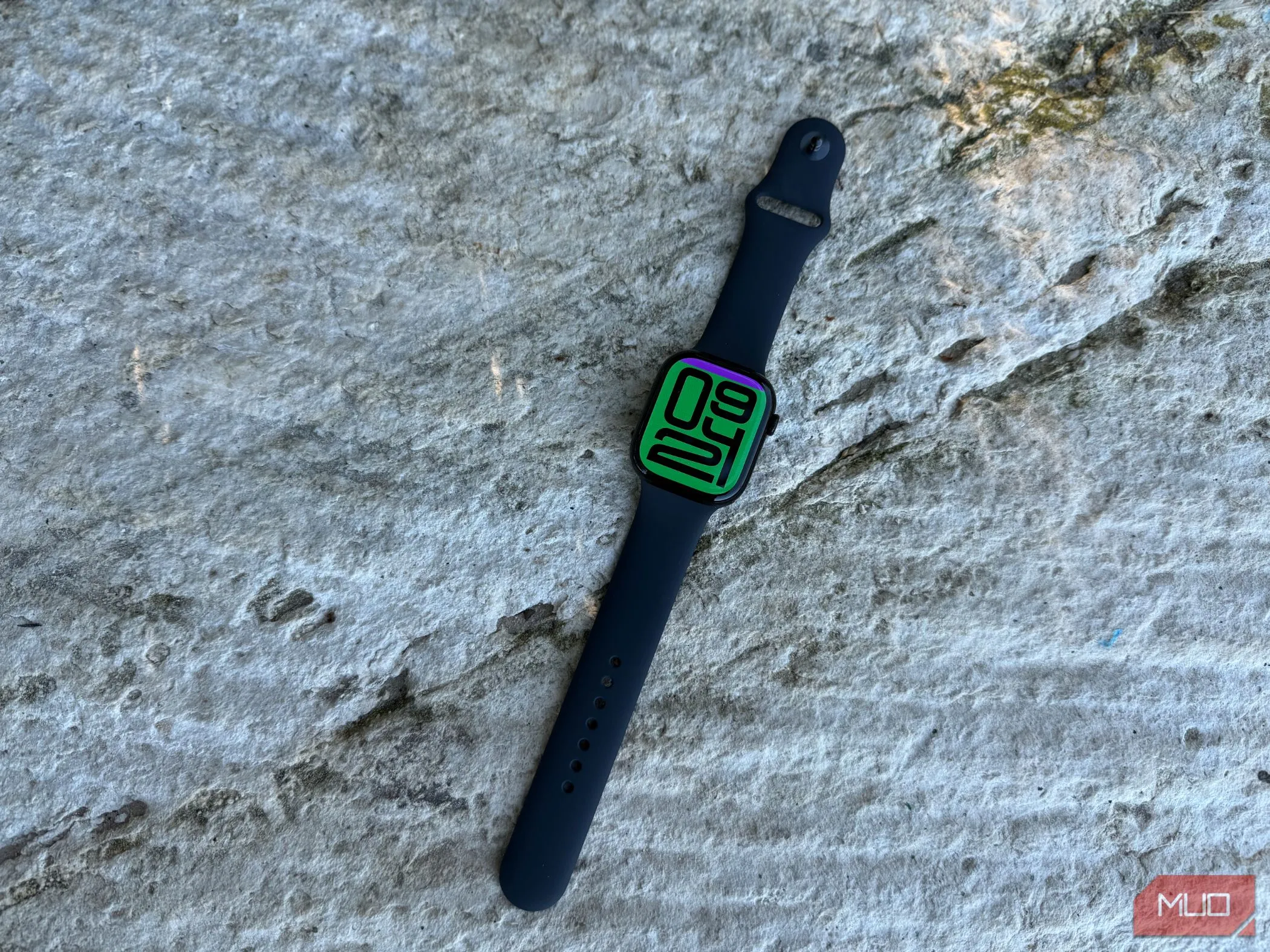 Đồng hồ thông minh Apple Watch Series 10 hiển thị mặt đồng hồ Flux đầy màu sắc trên cổ tay