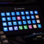 Elgato Stream Deck XL hiển thị các phím tắt tùy chỉnh với biểu tượng Zoom cho cuộc họp trực tuyến