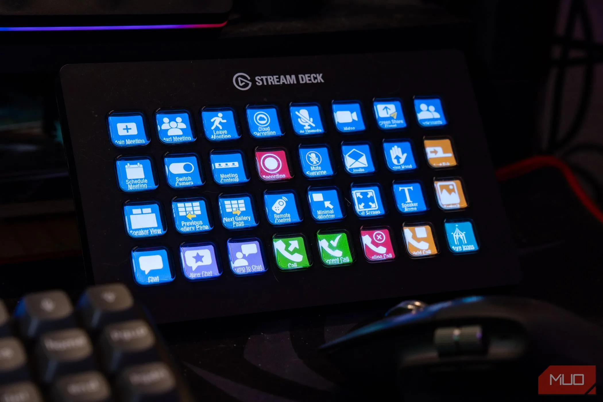 Elgato Stream Deck XL hiển thị các phím tắt tùy chỉnh với biểu tượng Zoom cho cuộc họp trực tuyến