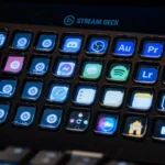 Elgato Stream Deck XL trên bàn làm việc hiển thị các phím tắt tuỳ chỉnh giúp dọn dẹp màn hình