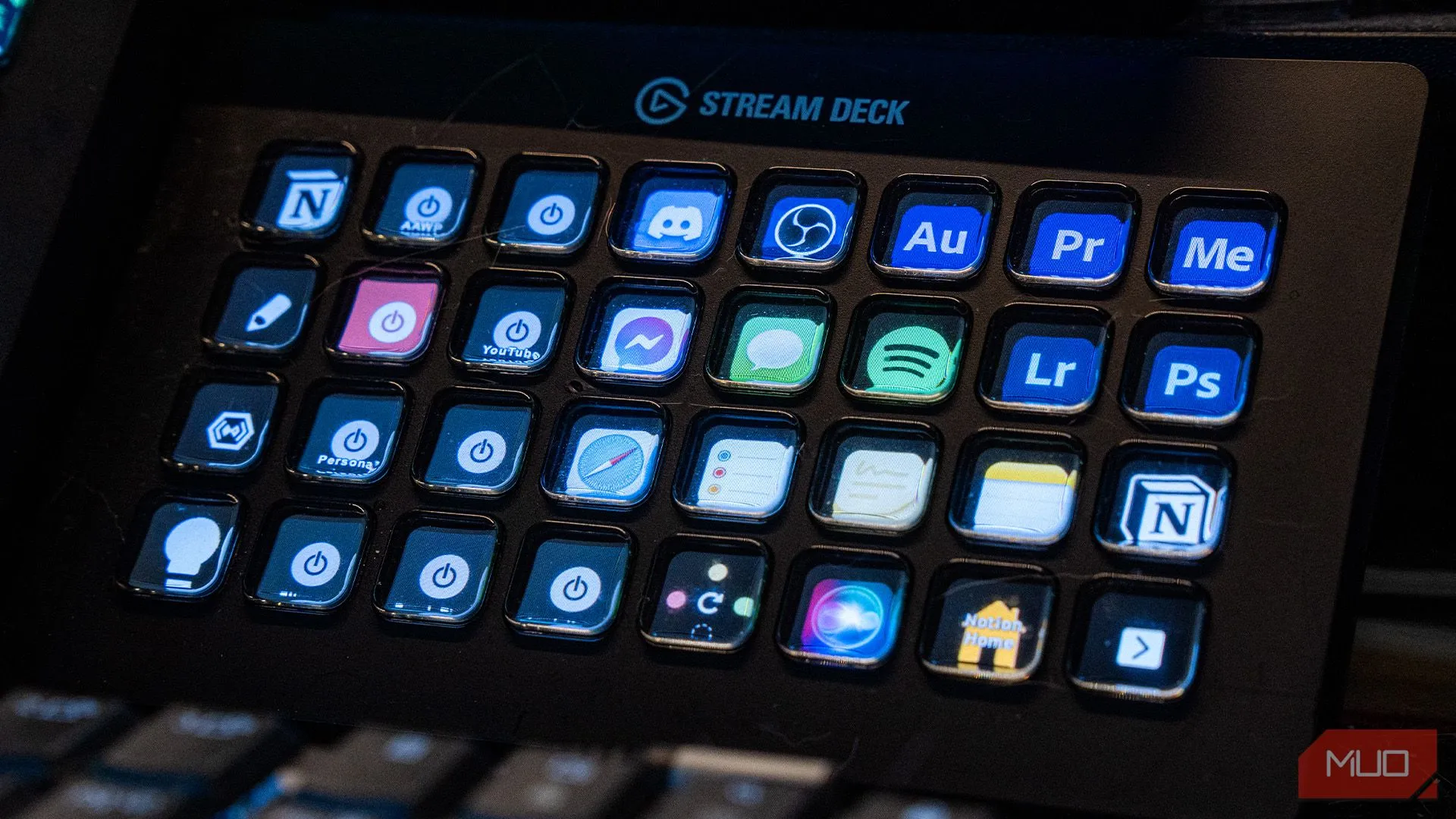 Elgato Stream Deck XL trên bàn làm việc hiển thị các phím tắt tuỳ chỉnh giúp dọn dẹp màn hình