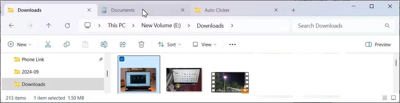 File Explorer trên Windows 11 với nhiều tab được mở, minh họa tính năng quản lý file hiệu quả