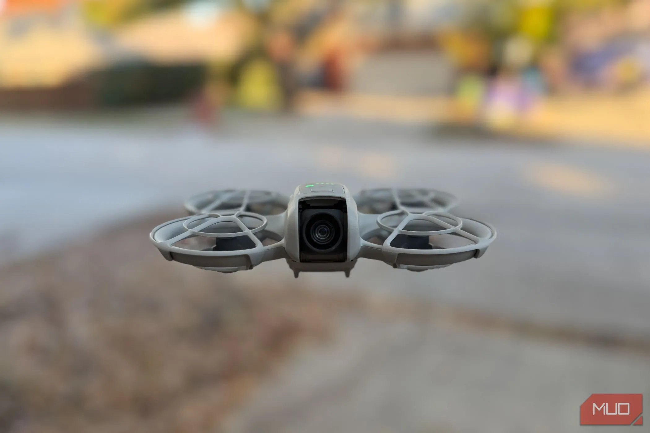 Flycam DJI Neo đang bay lượn trên không trung, thể hiện sự linh hoạt